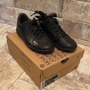 Nike Kid’s JR Vapor 15 Club Indoor Soccer Cleats (futsal)